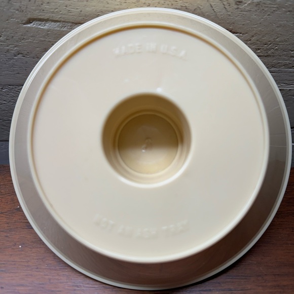 PLANTERS PEANUTS, MR PEANUT, TAN, PLASTIC, PEANUT TRAY. ROUND DIVIDED TRAY. - Picture 7 of 8